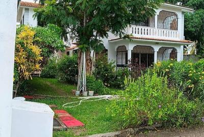 4 Bed Villa with En Suite at Links Road - 4