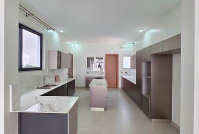 5 Bed Townhouse with En Suite at Lavington Green - 3