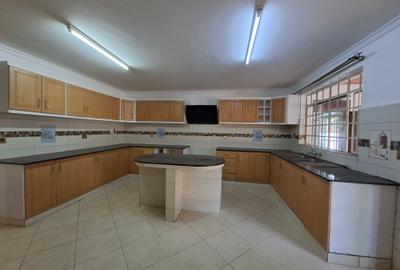 5 Bed House with En Suite at Close To Un - 4