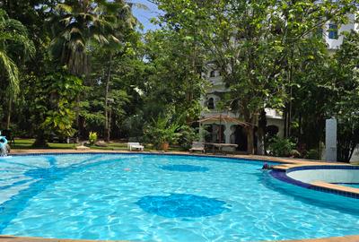 Serviced 3 Bed Apartment with En Suite at La-Marina