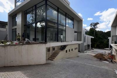 6 Bed Villa with En Suite in Lavington - 3