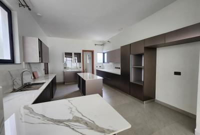4 Bed Villa with En Suite in Lavington - 4