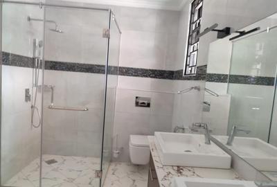 5 Bed Townhouse with En Suite in Redhill - 4