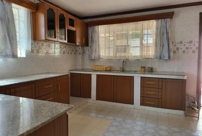5 Bed House with En Suite in Runda - 2