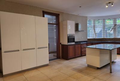 5 Bed Townhouse with En Suite in Rosslyn - 3