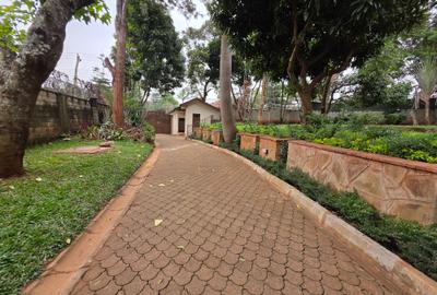 5 Bed House with En Suite in Runda - 2