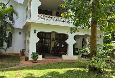 Serviced 3 Bed Apartment with En Suite at La-Marina - 2