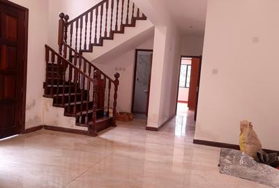 6 Bed Villa with En Suite in Nyari - 4