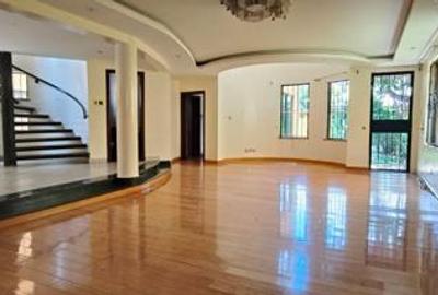 5 Bed Townhouse with En Suite in Westlands Area - 4