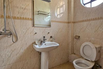 3 Bed Apartment with En Suite in Lavington - 4