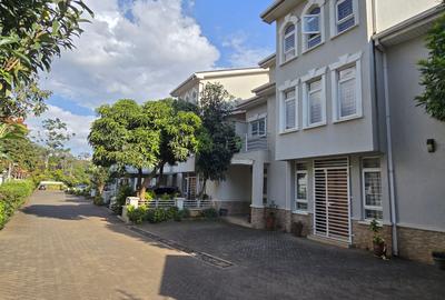 5 Bed Townhouse with En Suite at Lavington Green - 4