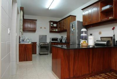 3 Bed Apartment with En Suite at Off Dennis Pritt Rd - 4