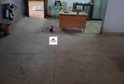 5,000 ft² Warehouse with Fibre Internet in Industrial Area - 4