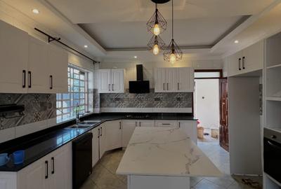6 Bed House with En Suite in Runda - 3