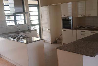 3 Bed Apartment with En Suite in Kileleshwa