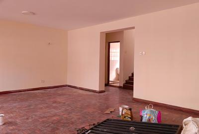 5 Bed Townhouse with En Suite in Brookside - 2