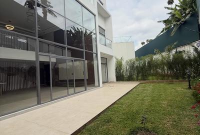 5 Bed Townhouse with En Suite in Lavington