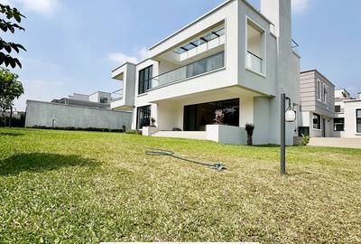 5 Bed Villa with En Suite in Runda