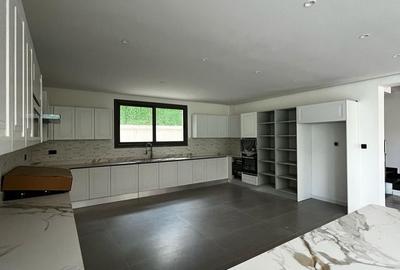 5 Bed Townhouse with En Suite in Lavington - 4