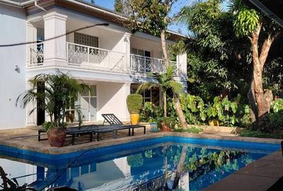 5 Bed House with En Suite in Runda