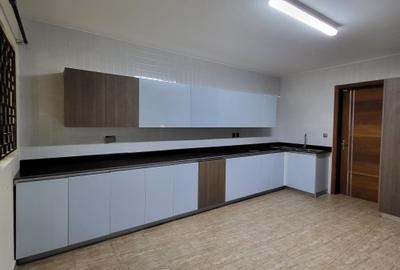 5 Bed Villa with En Suite in Lavington - 3