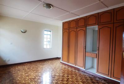 5 Bed Townhouse with En Suite in Lavington - 4