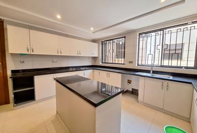 5 Bed Townhouse with En Suite at Lavington Green - 4