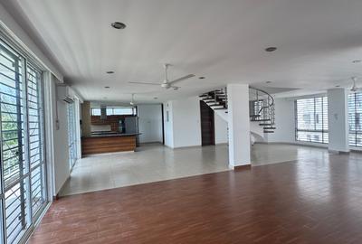 4 Bed Apartment with En Suite at Greenwood - 4
