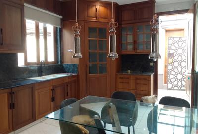 6 Bed Townhouse with En Suite in Lavington - 2