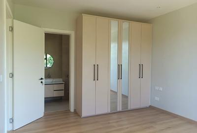 5 Bed Townhouse with En Suite in Lavington - 2