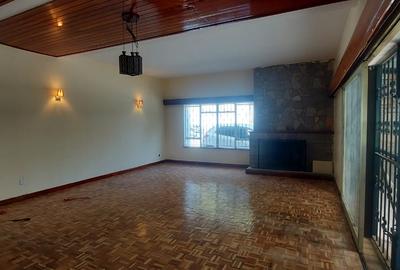 4 Bed House with Garden in Lavington - 2