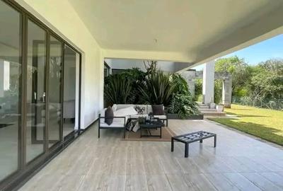 5 Bed House with En Suite at Karen Hardy
