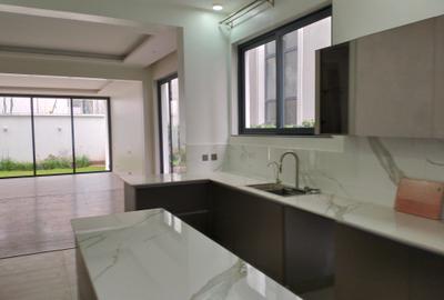 5 Bed Townhouse with En Suite in Lavington - 4