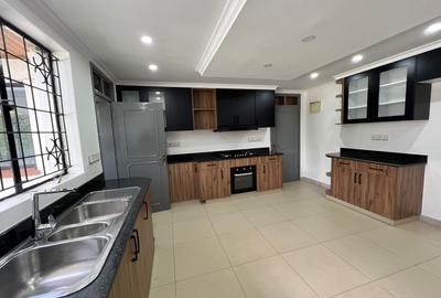 5 Bed House with En Suite in Garden Estate - 3