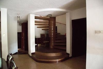 5 Bed Townhouse with En Suite in Rhapta Road - 2