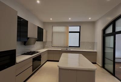 5 Bed Townhouse with En Suite in Lavington - 3