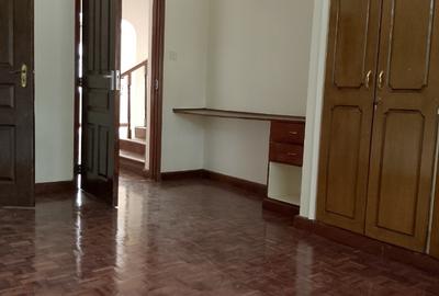 5 Bed Villa with En Suite at Lavington Green - 4