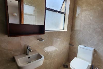 5 Bed Townhouse with En Suite in Lavington - 2