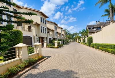 5 Bed House with En Suite in Lavington - 2