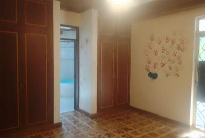 5 Bed House with En Suite in Runda - 4