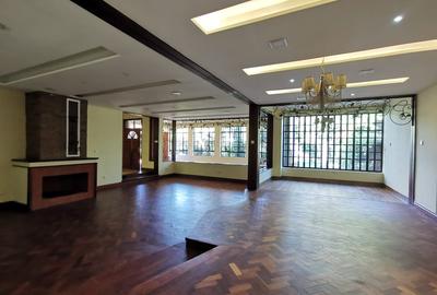4 Bed House with En Suite at Mountain View - 3