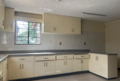 5 Bed House with En Suite in Runda - 3