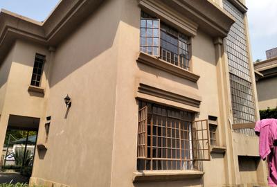 5 Bed Townhouse with En Suite in Lavington - 2