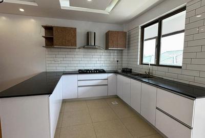 3 Bed Apartment with En Suite at Hatheru Road - 4