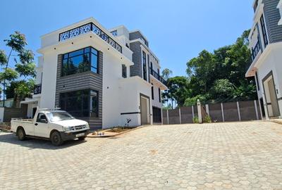 5 Bed Townhouse with En Suite in Lavington - 2
