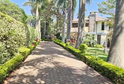 4 Bed House with En Suite in Rosslyn - 2