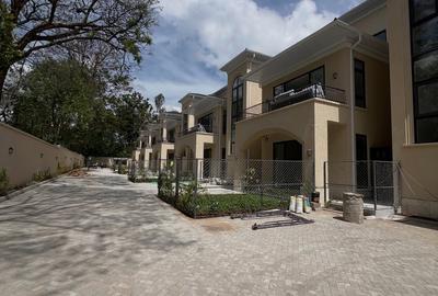 5 Bed Townhouse with En Suite in Lavington - 2