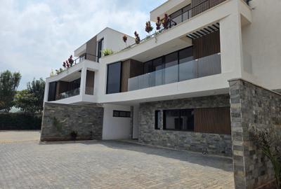 4 Bed Villa with En Suite in Runda - 2
