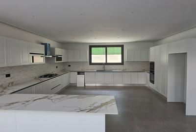 5 Bed Villa with En Suite in Lavington - 4