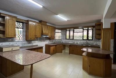 5 Bed House with En Suite in Runda - 3